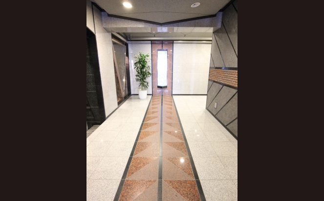 スタイリッシュなエントランス内側です