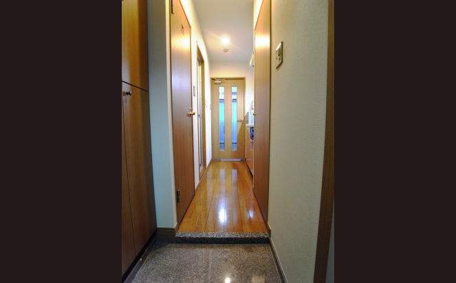 室内廊下です。玄関からの眺めです。